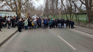 37-годишната жена продължава да е в критично състояние, а 3-месечното и бебе също е в болница под лекарско наблюдение