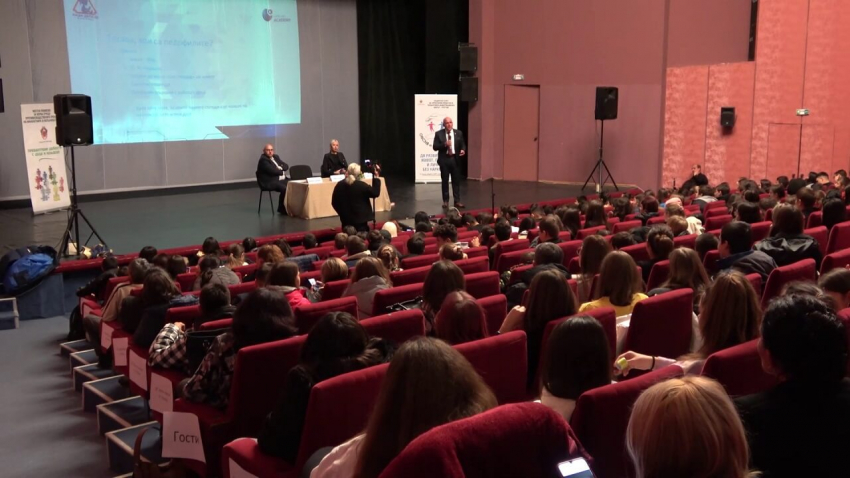 ВИДЕО: На форум в Разград обсъдиха заплахите за децата онлайн